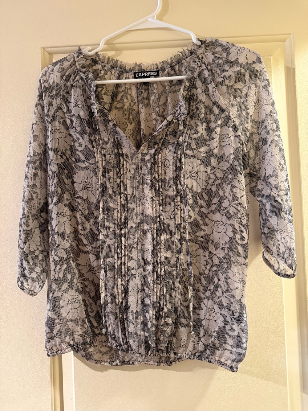 Express Women’s Black & White Floral Pintuck Blouse